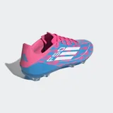 Championes de fútbol Adidas F50 League, color azul con detalles en rosa y blanco. Creados para desbloquear todo el potencial de tu aceleración, movimiento y velocidad.
