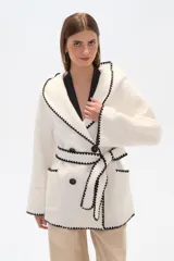 Chaqueta marrón con textura, doble botonadura, cuello en V, cinturón y capucha.