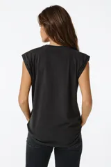 Remera blanca de algodón con mangas cortas, cuello redondo y estampado con imágenes de cartas de tarot y texto en negro.