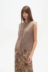 Chaleco de tejido de punto acanalado, color marrón claro jaspeado, sin mangas y con cierre frontal de botones pequeños.