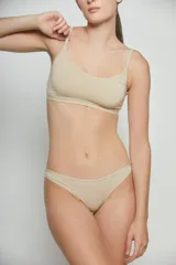 Top color piel con breteles finos.