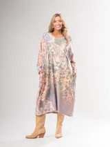 Maxi vestido oversized midi con estampado de tigre y flores, confeccionado en lanilla italiana.