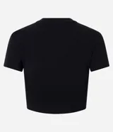 Remera negra de algodón con cuello redondo, manga corta y corte cropped ajustado al cuerpo. Presenta un aplique de estrella con estampado de leopardo en el pecho.