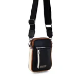 Phonebag color mostaza con bolsillo frontal con cierre, espacio para celular y billetera con repartición. Tiene una correa gruesa de galón regulable y desmontable. Detalles en marrón y beige.