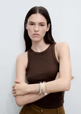 Top marrón de tejido de canalé, con tirantes anchos, cuello halter y diseño entallado.