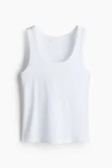 Musculosa blanca entallada de punto de algodón acanalado, con cuello redondo y sisas anchas.