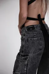 Pantalón cargo gris de jean lavado con 10 bolsillos funcionales, cierre YKK y etiqueta de plastisol.