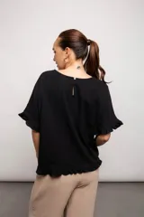 Blusa suelta color rosa con volados en mangas y ruedo. Confeccionada en lino y viscosa.