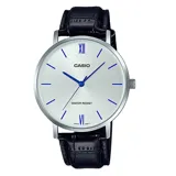 Reloj analógico Casio con caja plateada, esfera blanca con indicadores azules y correa de cuero negro con textura.