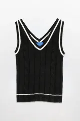 Musculosa tejida negra con cuello y espalda en V, con ribetes blancos en cuello, sisas y ruedo.