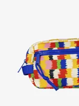 Neceser rectangular con estampado multicolor y cierre superior con cremallera azul.