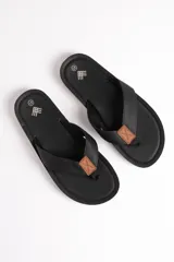 Ojotas negras con tira de cuero sintético marrón.