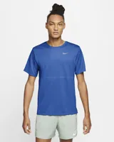 Remera de running azul con logo reflectivo en el pecho.