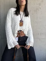 Sweater de hilo color natural con mangas acampanadas y calado en el tejido.