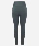 Conjunto deportivo femenino compuesto por un top deportivo de tirantes anchos y un legging de cintura alta. El conjunto es de color verde oscuro o verde oliva, con un acabado liso y ajustado al cuerpo. El legging presenta un detalle de costura o sesgo aplicado sobrepuesto en los laterales.