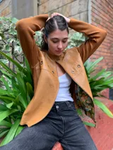 Campera marrón con mangas de tejido de punto y frente de cuero.