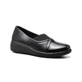 Zapato casual negro de cuero con elástico en el empeine y detalle de charol en la puntera.