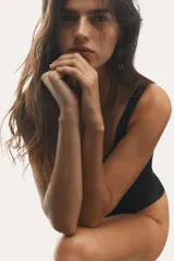 Body negro de microfibra con breteles ajustables, copas forradas preformadas con relleno extraíble, refuerzo interior con botones a presión ocultos y cobertura media en la parte de atrás.