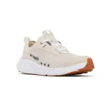 Sneakers Columbia Castback PFG color arena, con capellada de malla transpirable, tecnología Blood 'n Guts™ deperlante al agua y resistente a las manchas, orificios de drenaje, mediasuela Techlite™ con almohadillas de desviación en el talón y el antepié, y suela de caucho con hendiduras de gran agarre.