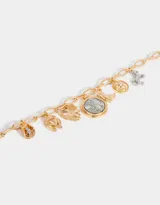 Pulsera dorada con cadena de eslabones y dijes colgantes de metal plateado y dorado, con motivos de herradura, bota de cowboy, sombrero, caballo y moneda antigua.