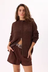 Cárdigan marrón de tejido de punto calado con cierre frontal, cuello alto y mangas largas.