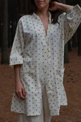 Kimono color camel confeccionado en muselina 100% algodón, con mangas 3/4 y bolsillos frontales.