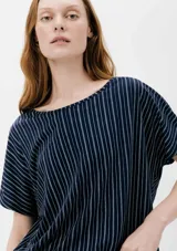 Blusa color bordó con estampado de líneas verticales blancas.