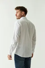 Camisa de manga larga color amarillo claro, confeccionada en lino y algodón, corte semi slim y logo bordado.