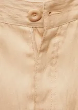 Pantalón de vestir color beige, de corte recto y tiro alto.