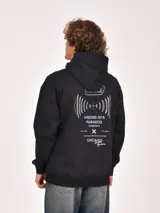Buzo canguro negro con capucha, manga larga y bolsillo canguro frontal. Presenta un estampado blanco en el pecho con un logo circular y el texto "VISIONS OF A PARADOX MCMXXXVII".
