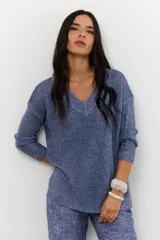 Sweater de tejido de punto fino con brillo metálico, color verde lima. Presenta escote en V y mangas largas.