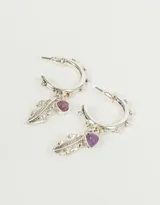 Aros tipo argolla bañados en plata, con dije colgante de pluma y corazón de amatista.