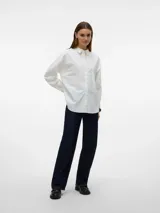 Camisa blanca de Oxford para mujer, de corte holgado con hombros caídos y mangas largas.