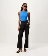 Body básico color rojo, con cuello halter, sin mangas y confeccionado en poliamida. Tiene forro en el busto.