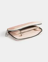 Billetera de cuerina color rosa y beige con cierre circundante y bolsillos frontales.