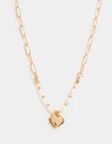 Cadena corta dorada con eslabones grandes, detalle de cuentas rosas y doradas, y dije de corazón dorado.