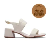 Sandalias de cuero color hueso, con dos tiras anchas sobre el empeine y pulsera con hebilla dorada. Taco cuadrado bajo.