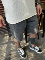 Bermuda de jean gris oscuro con corte amplio.