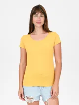 Remera amarilla de corte clásico con cuello redondo.