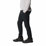 Pantalón de trekking color marrón claro, con protección solar UPF 50, repelente al agua y a las manchas. Cuenta con rodillas articuladas, puños cónicos, bolsillos con cremallera y detalles reflectantes.