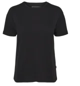 Remera negra de algodón orgánico, corte recto, cuello redondo y mangas cortas con dobladillo.