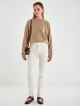 Sweater negro de calce relajado con cuello redondo y mangas largas, con terminaciones acanaladas en puños y ruedo.