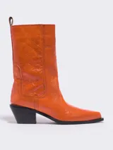 Botines cowboy de piel color naranja, con tacón en punta y tirador en la parte trasera. Forro de piel con plantilla con logo a contraste y suela con logo.