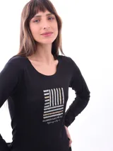 Remera negra de mangas largas con cuello redondo y estampado frontal con la frase "Fashion says me too, style says only me".