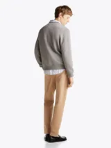 Buzo gris de Tommy Hilfiger con cuello redondo, corte regular y hombros ligeramente caídos. Presenta el logo de la marca estampado en el pecho y un logo bordado en el puño.