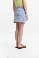 Minifalda de jean celeste claro, corte en A, con bolsillos delanteros y traseros.