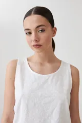 Musculosa color durazno con estampado paisley en relieve.