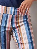 Bermuda estampada azul con diseño de líneas verticales blancas, marca Zac & Rachel. Tiene pretina ancha elastizada.
