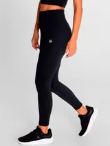 Calza negra de tiro alto con largo hasta el tobillo, calce regular y certificación Bluesign.