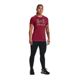 Remera deportiva Under Armour color fucsia con logo blanco estampado en el frente.